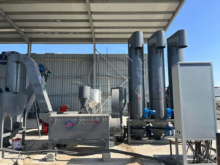 Горизонтальная сушилка перерабатывает ПВХ-пластик на заводе клиента в Омане