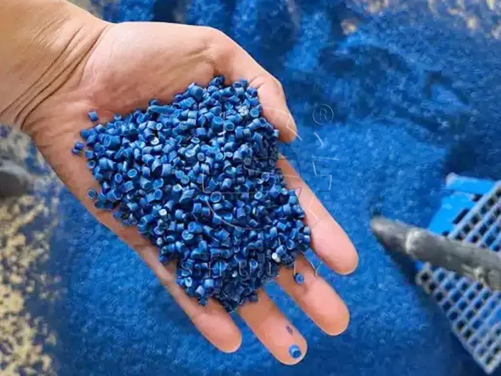 gránulos de plástico azul