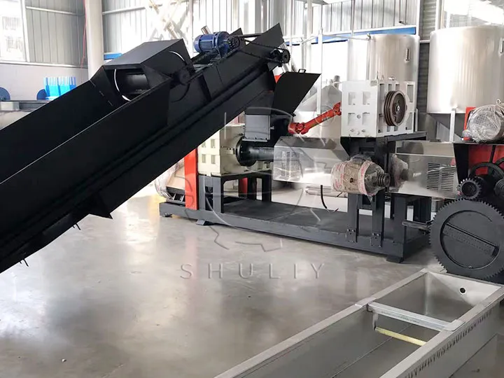 conveyor belt and plastic recycling granulator