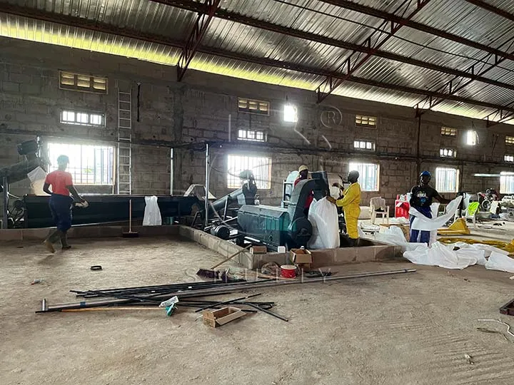Machine de séchage de copeaux de plastique dans l'usine du client au Nigeria