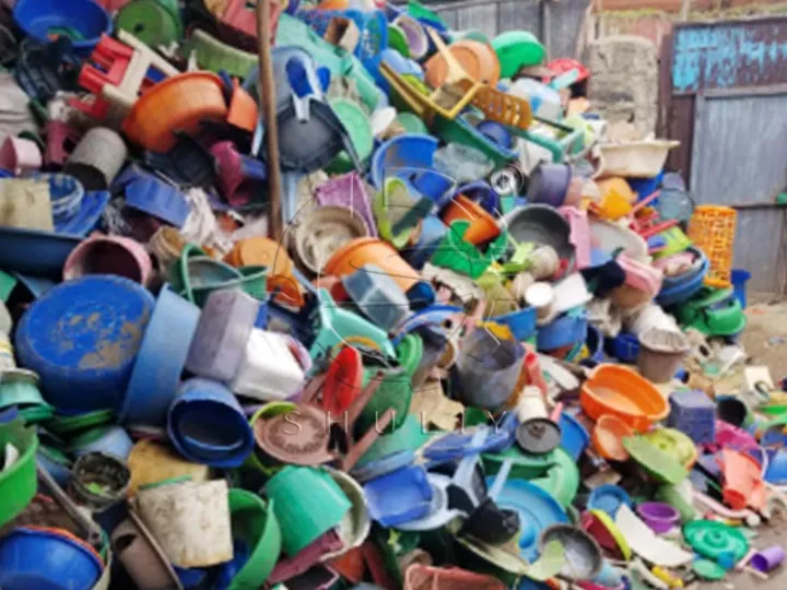 Pots de déchets en plastique