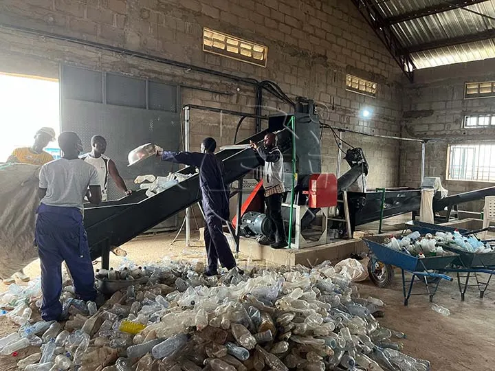 la ligne de lavage de bouteilles en plastique commence à fonctionner