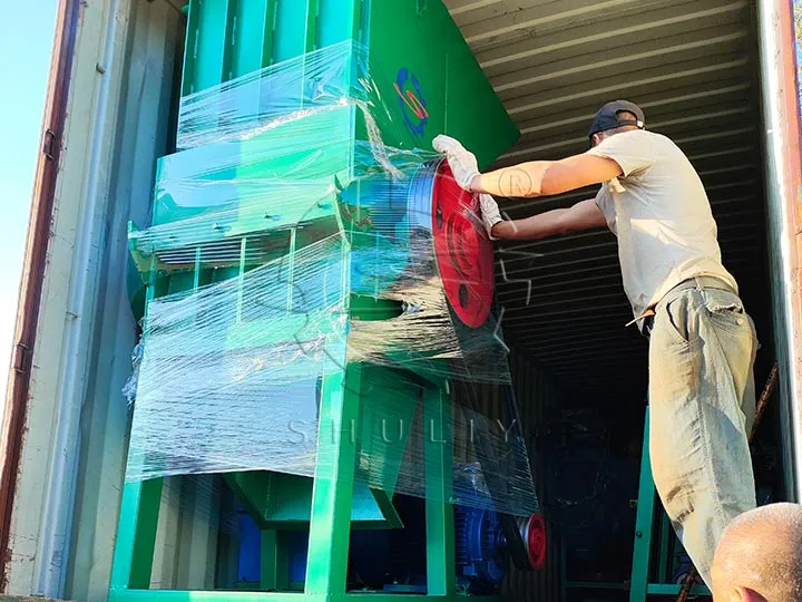 PET bottle recycling machine loading