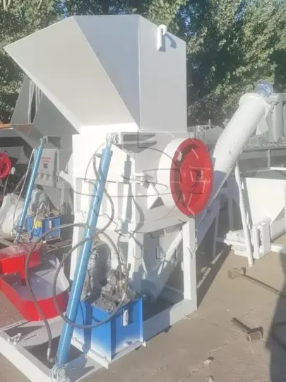 Shredder for plastic bottles