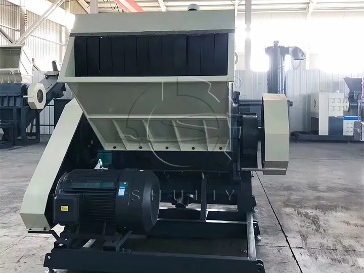 Specially designed plastic pallet shredder