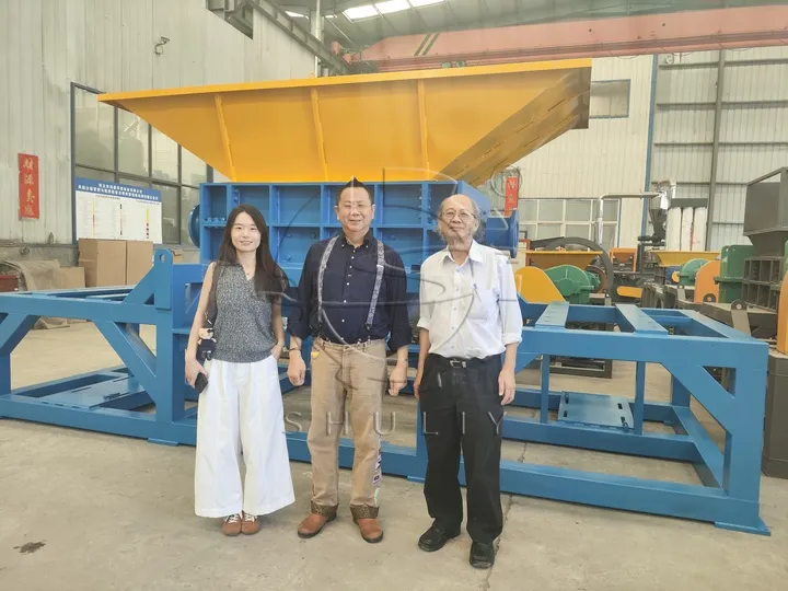 Singaporean clients visited our company's twin-shaft shredder