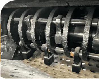 Wear-resistant hammers and sieve plates