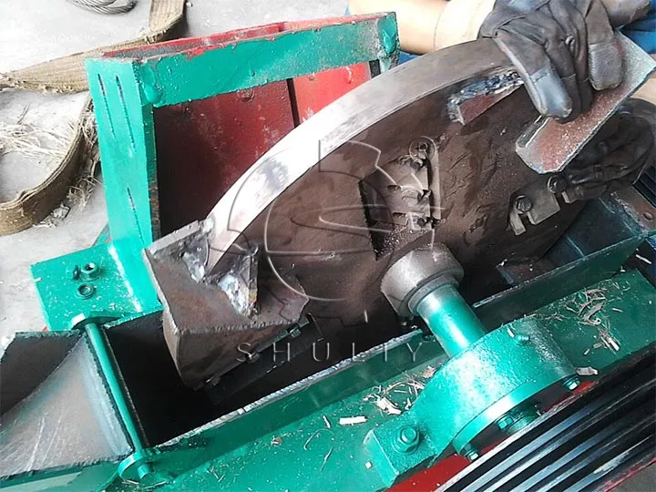 Internal blades of a wood chipping machine