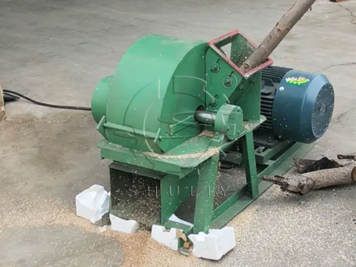 Подача и выгрузка материала древесного измельчителя