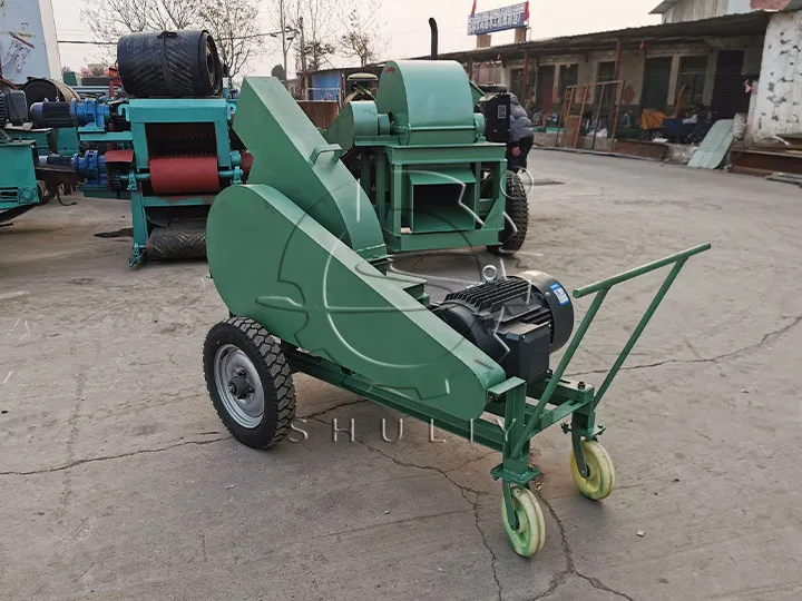 Mobile small wood chipper