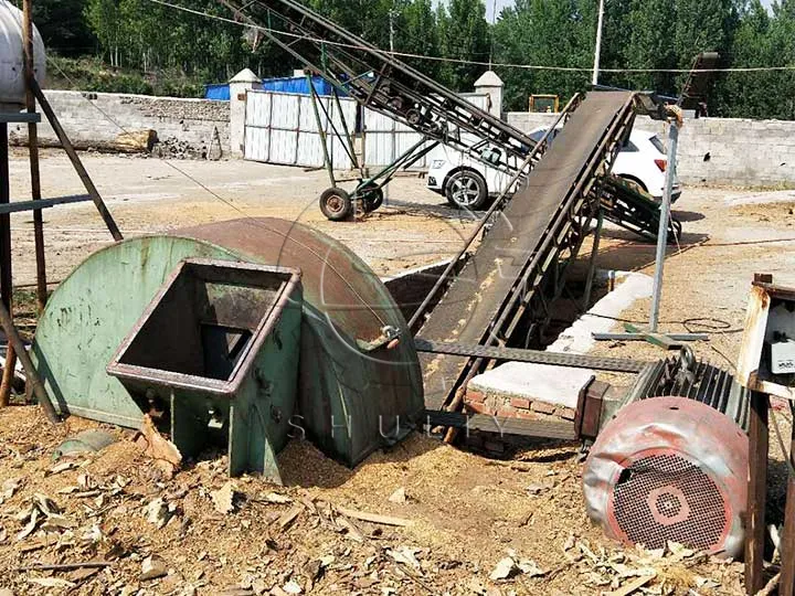 Работа древесного измельчителя в лесу