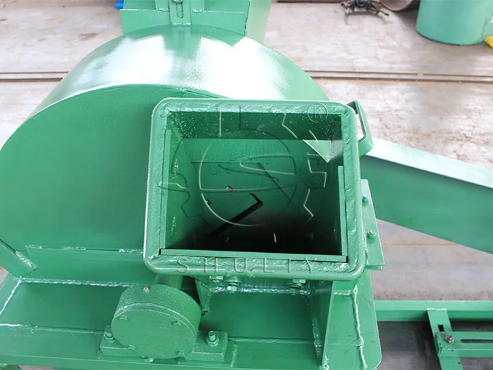 Вход для подачи веток