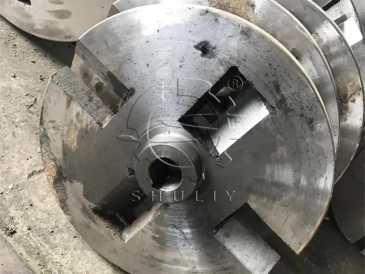 round disk in the chipping chamber