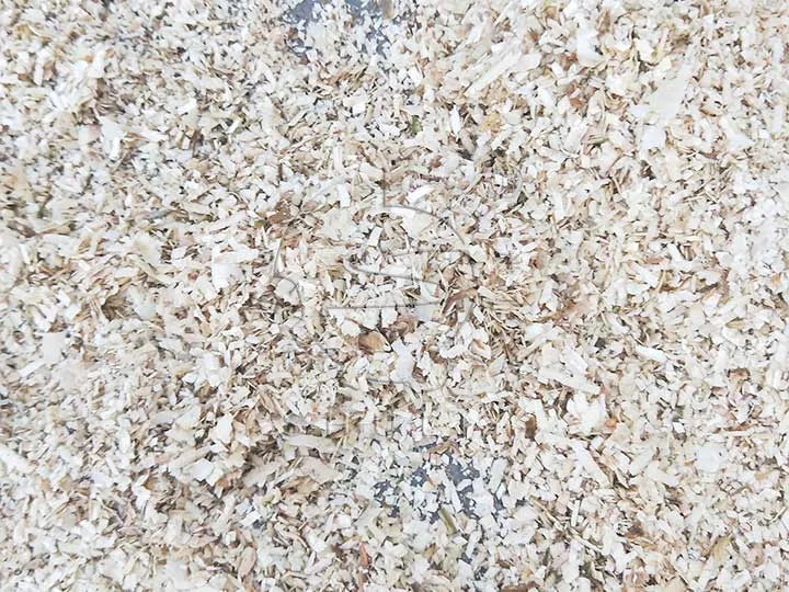 выход опилок древесного измельчителя