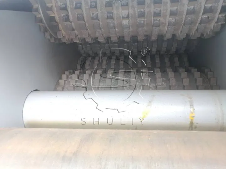 Upper and lower feeding rollers