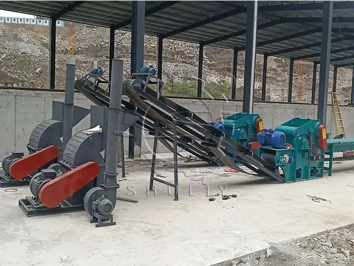 Déchiqueteuse à bois connectée à un marteau-piqueur