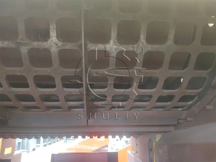 Screen mesh with larger mesh size