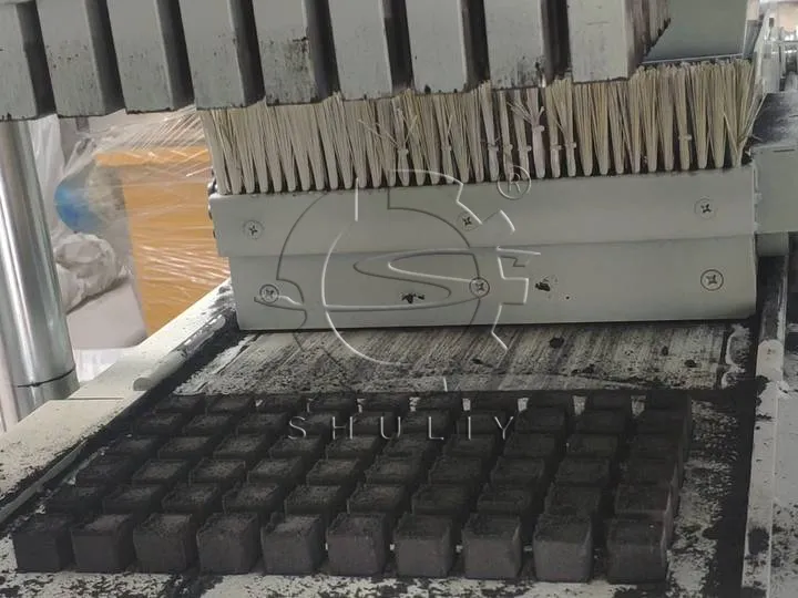 Pushing device discharging